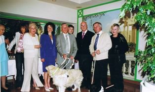 Avril 2006 - Le président Christian Bonavia entouré des 2 personnes non-voyantes et les chiens